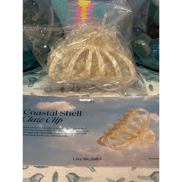 Luxy Coastal Shell Claw Clip - Picture 1 of 3